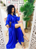 Abito in raso con maxi spacco manica lunga blu