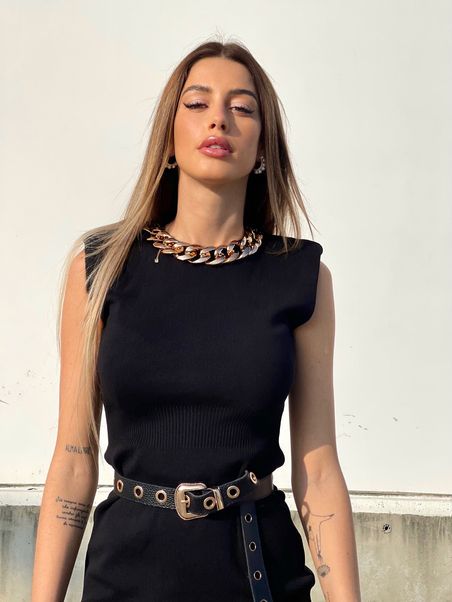 Abito in maglia nero con catena