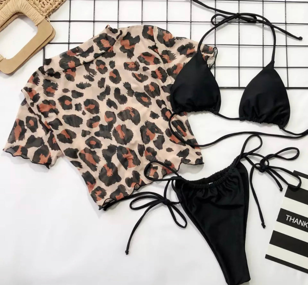 Bikini tre pezzi maculato compresa t-shirt