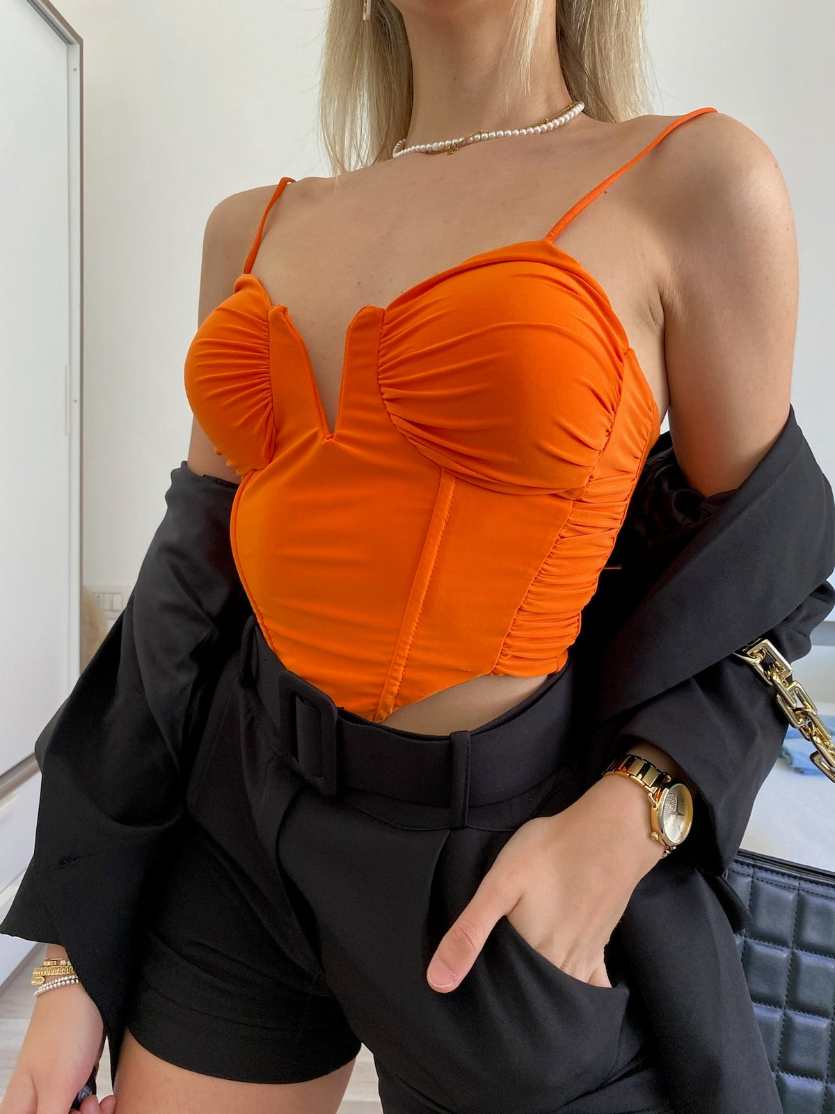 Top arancio con V
