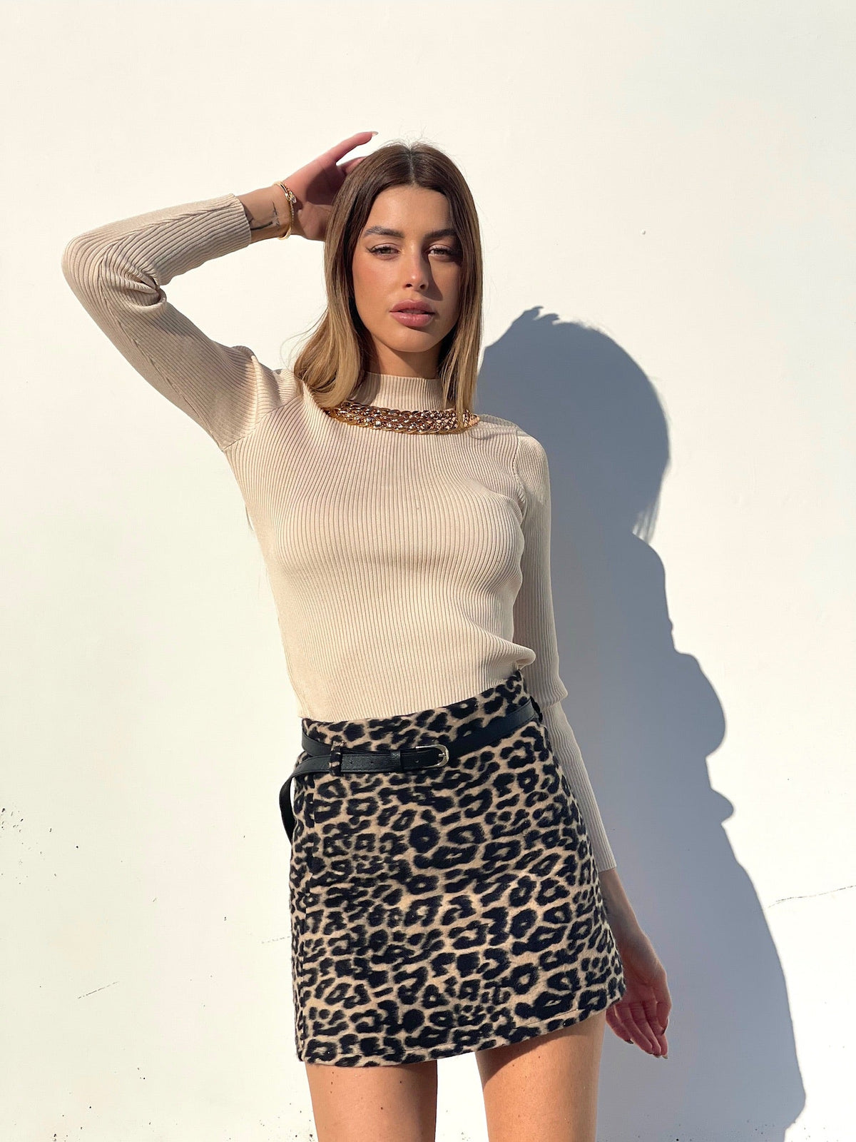 Maglioncino beige con catena oro