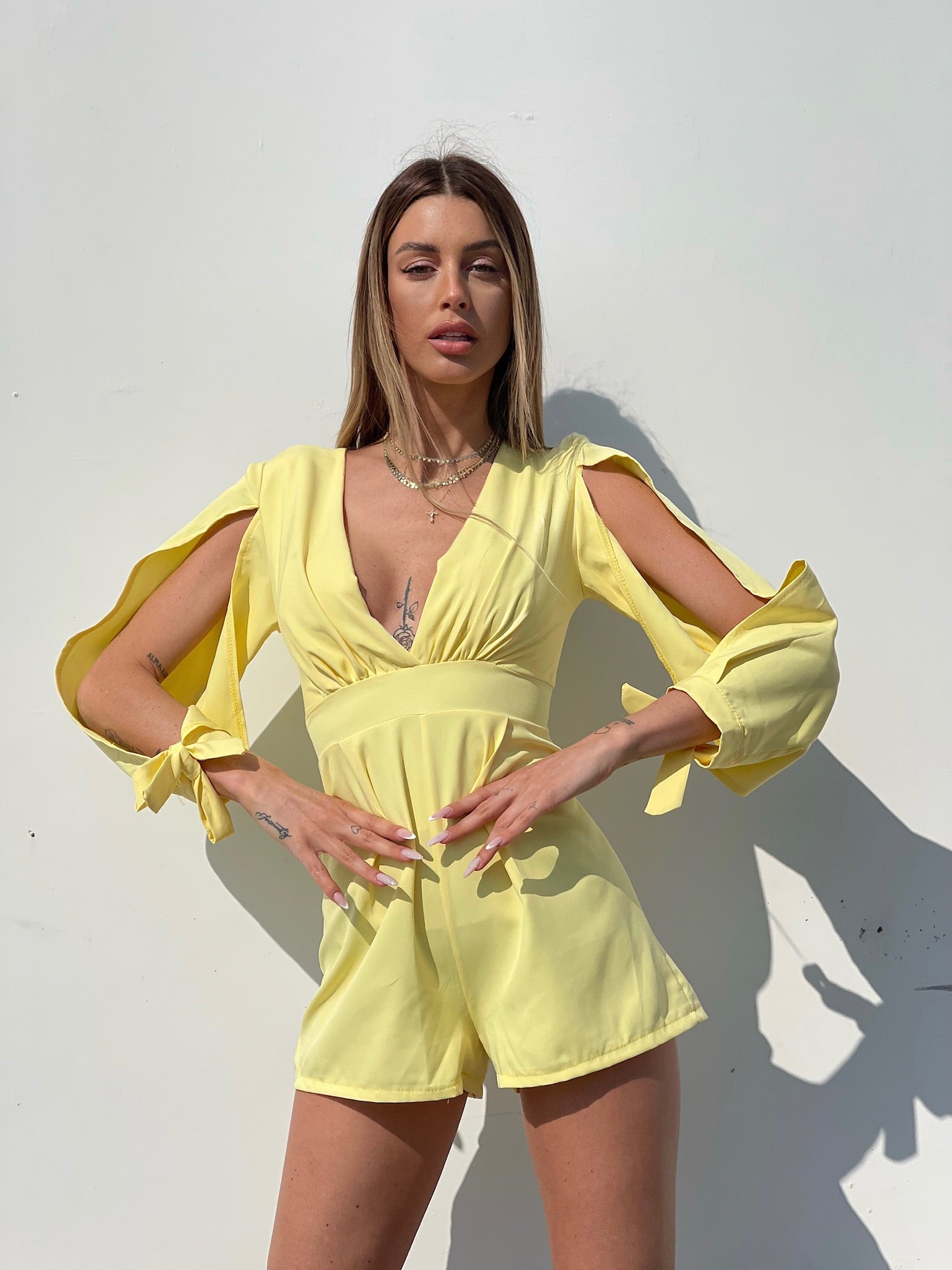 Tutina gialla con fiocchetti