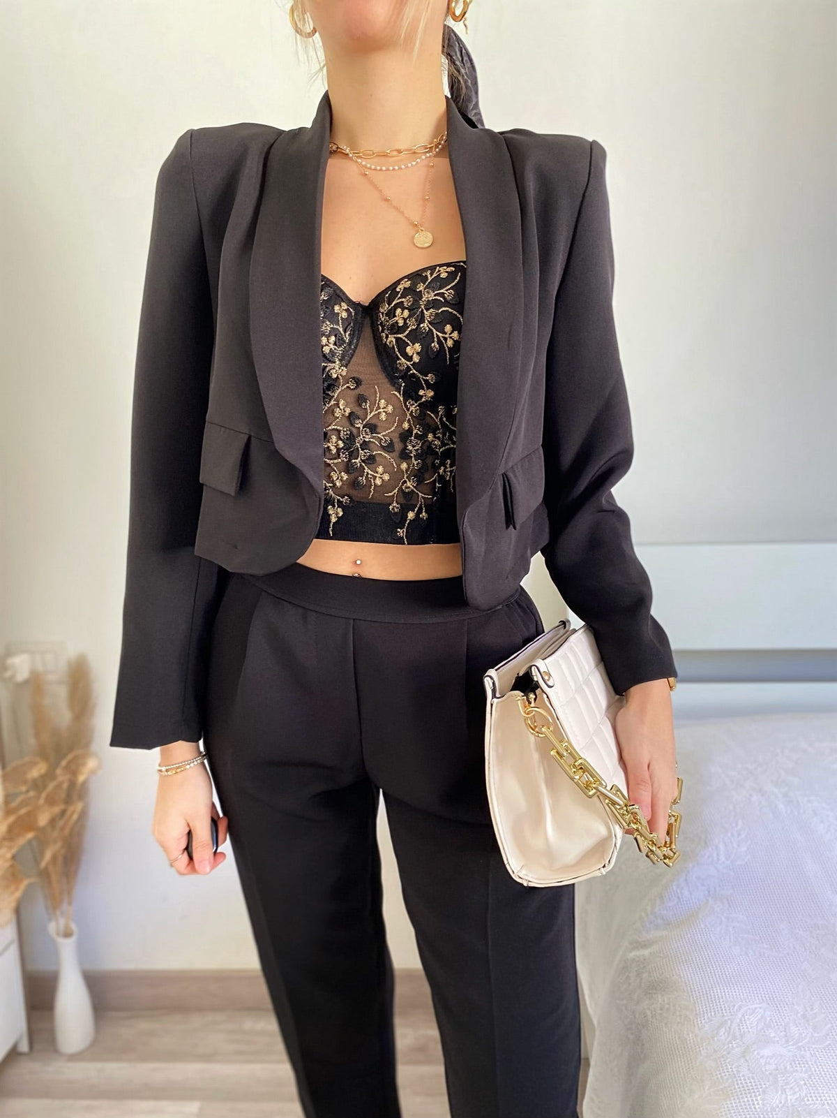 Completo giacca crop e pantalone nero