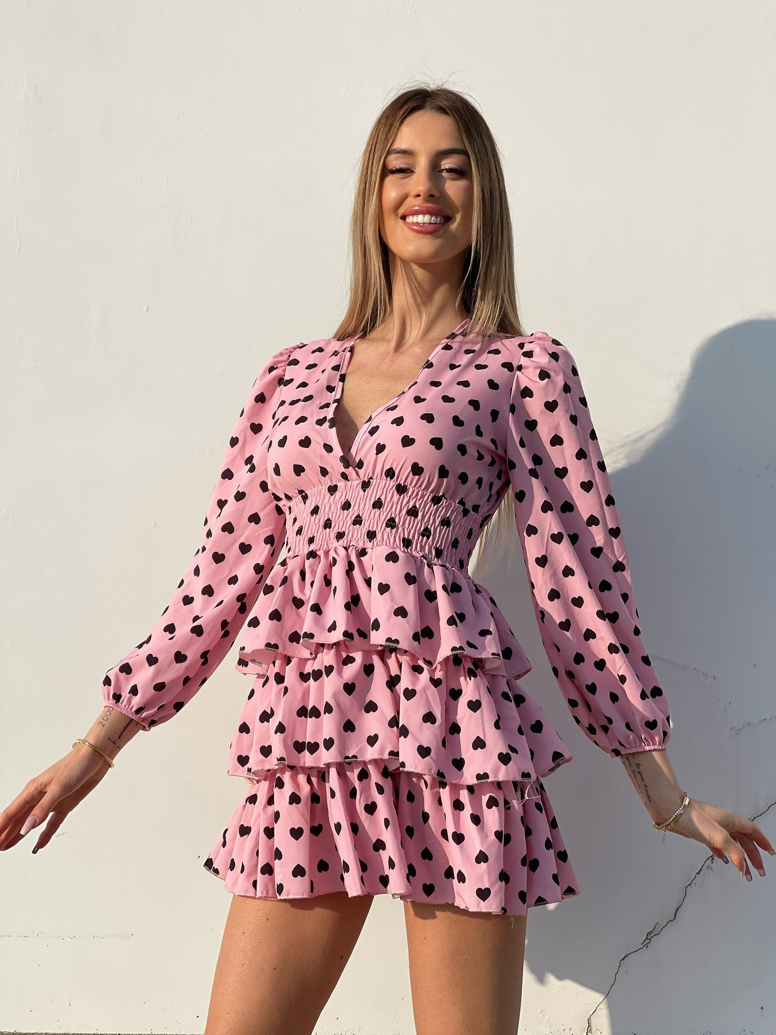 Abito a balze con cuori rosa