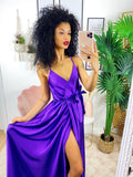 Abito in raso con maxi spacco viola