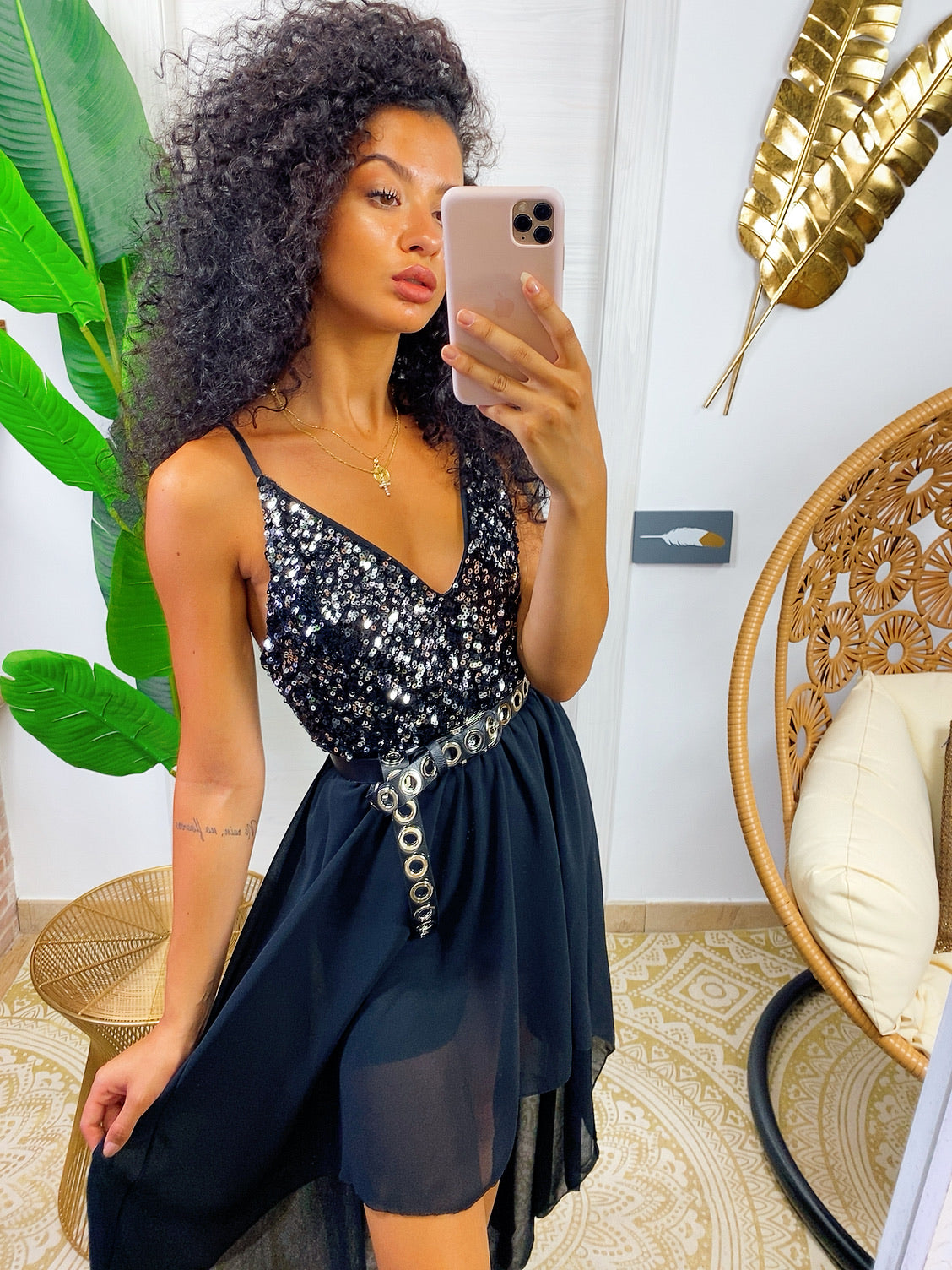 Abito nero con paillettes nel corpetto