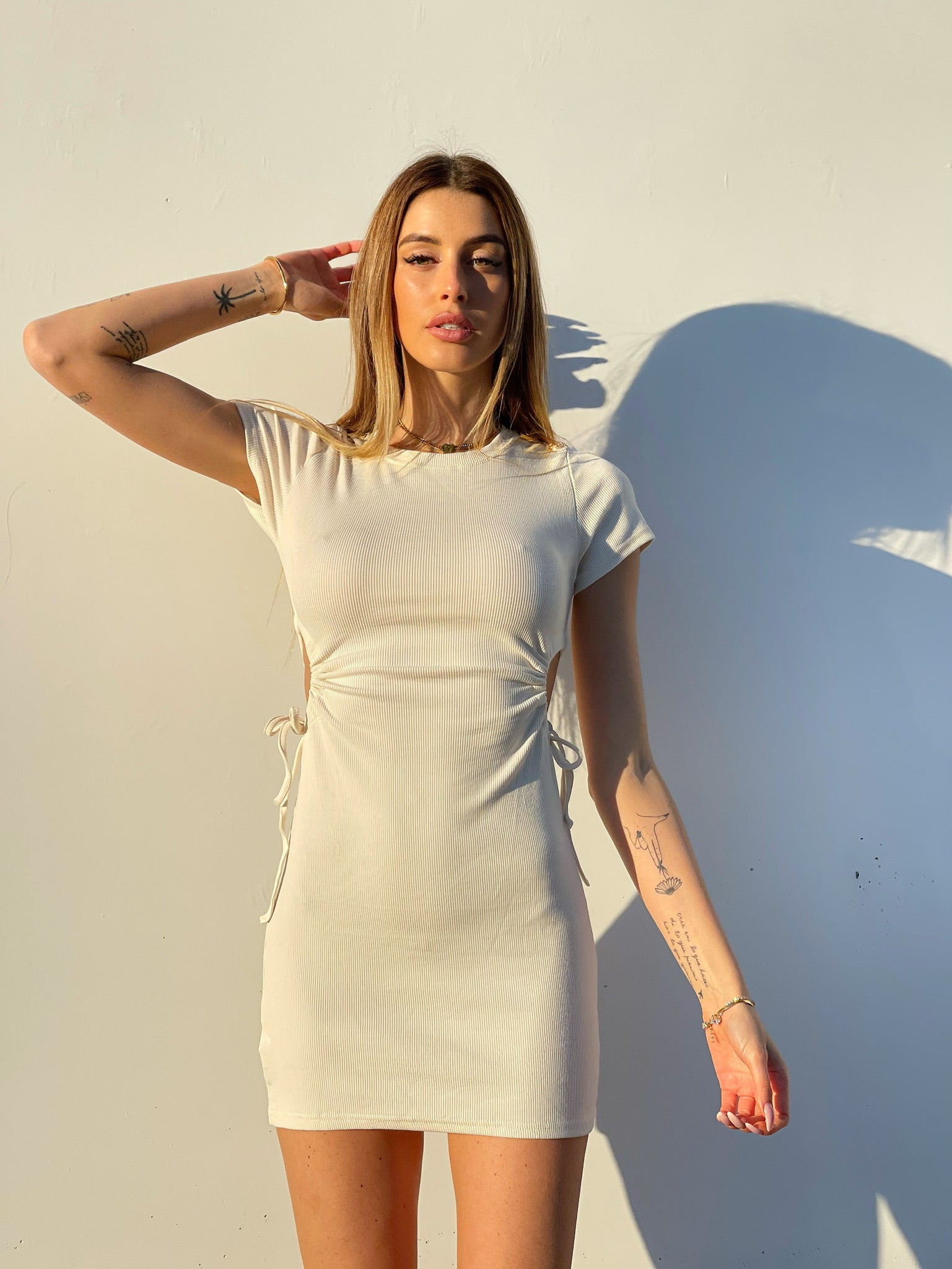 Abito a costine con oblò e bottoni oro beige