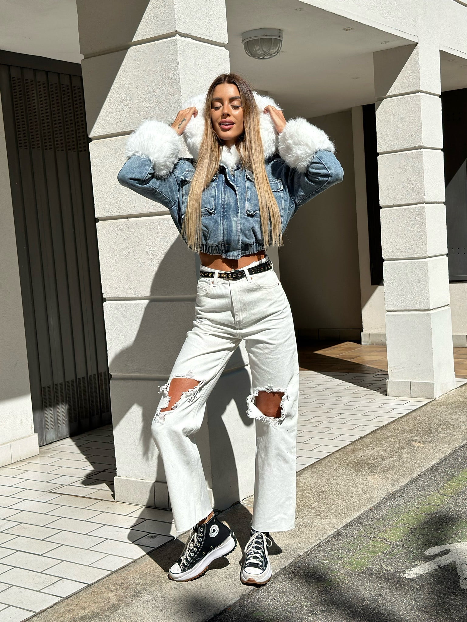 Jeans bianco con strappo