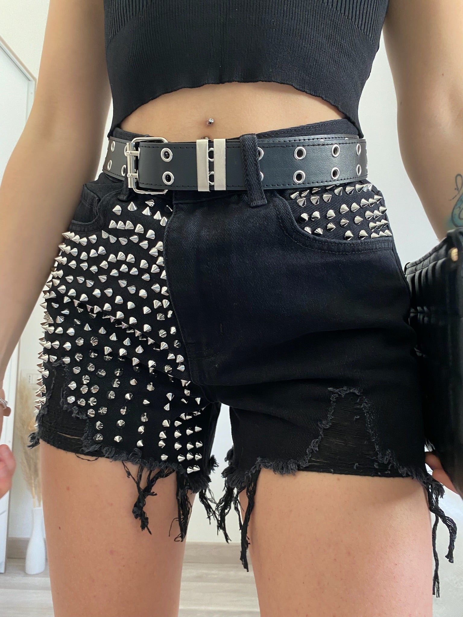Jeans nero con borchie