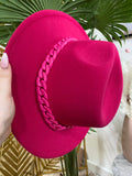 Cappello fuxia con catena