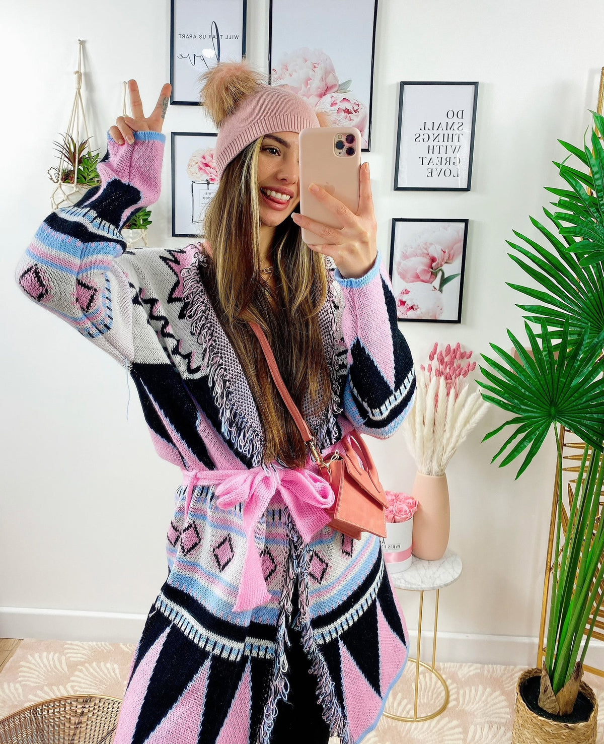 Cardigan rosa con frange e cinta