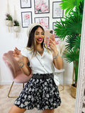 Camicia smanicata con borsetta bianca