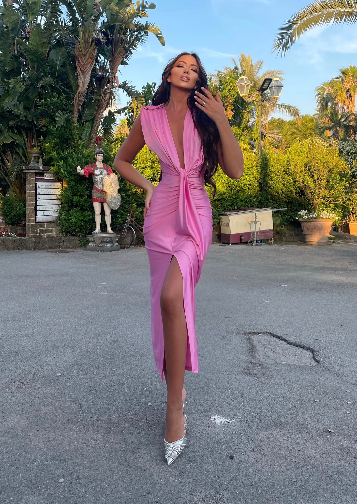 Abito rosa midi con scollo a V