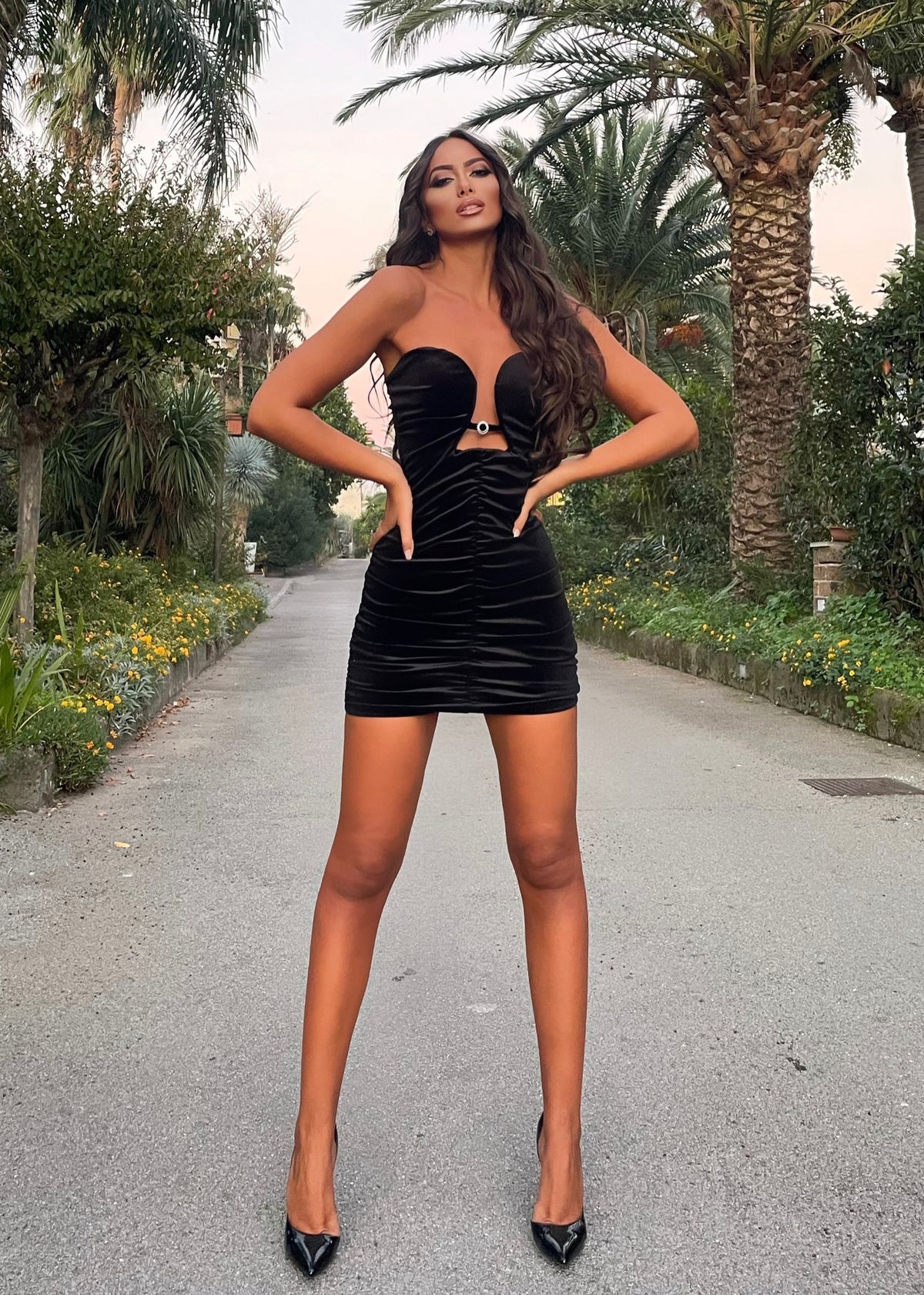 Abito sensual in velluto con gioiello