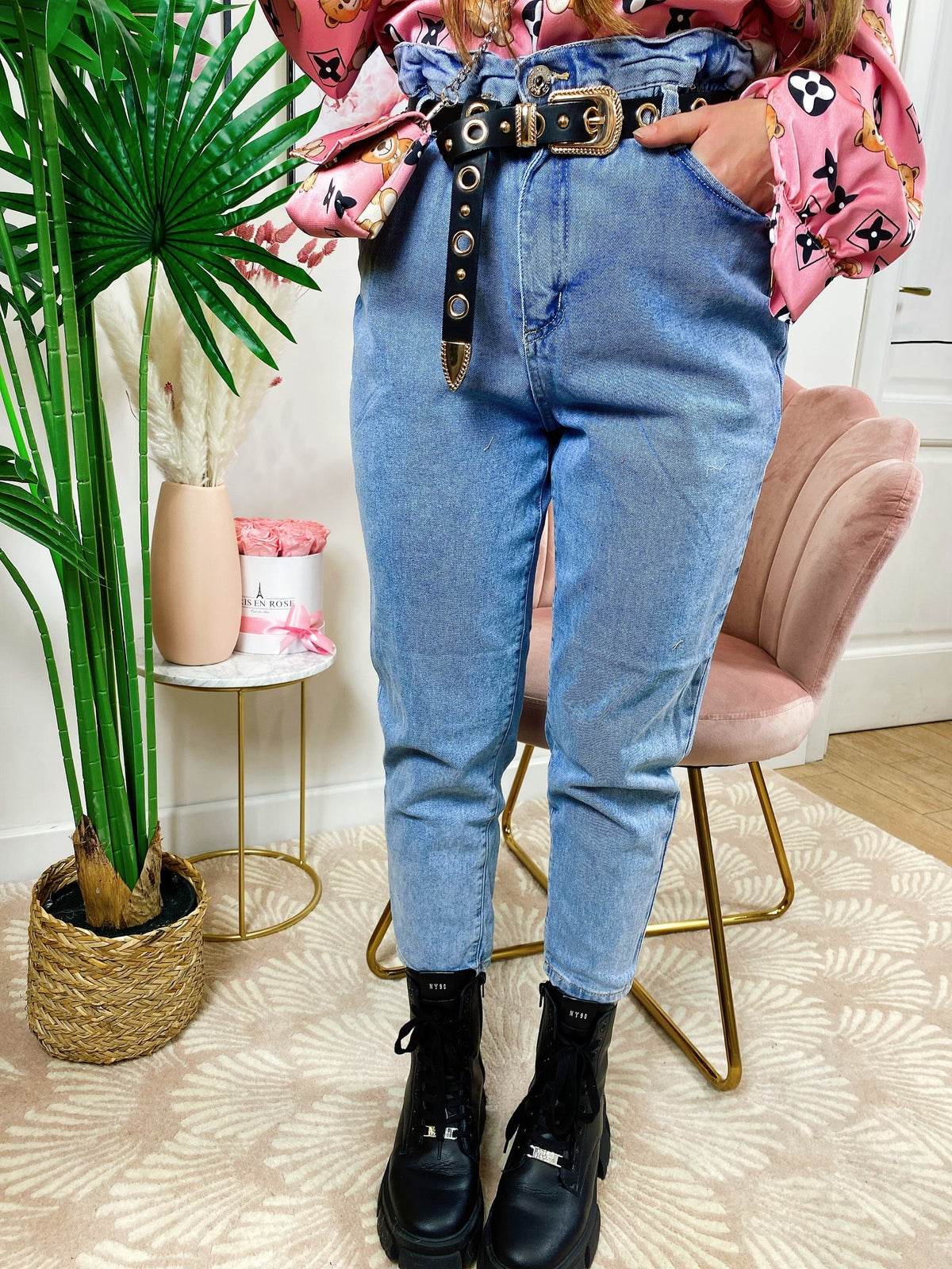 Jeans con borchie posteriori grandi