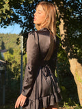 Abito in raso nero con schiena aperta