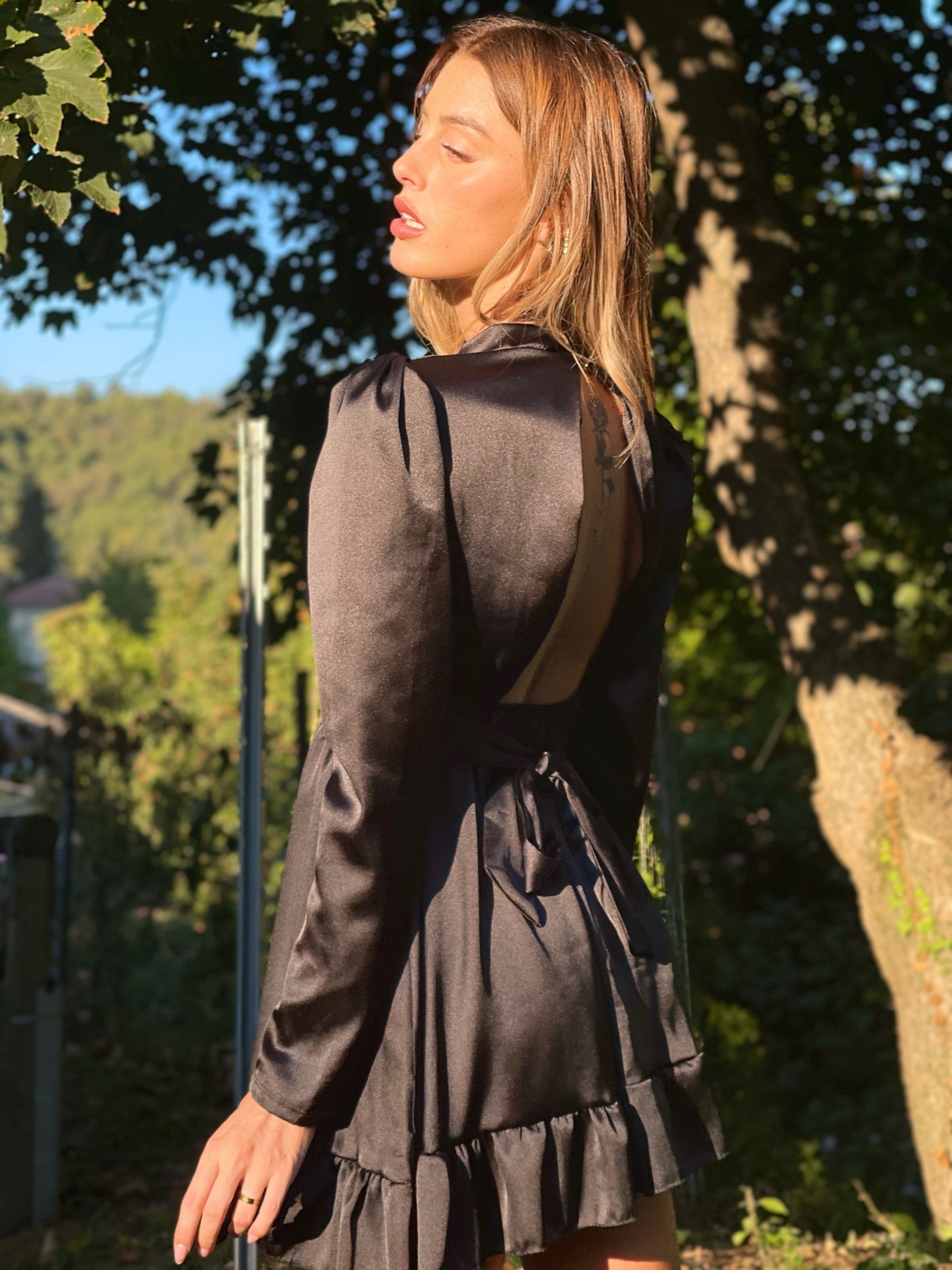 Abito in raso nero con schiena aperta