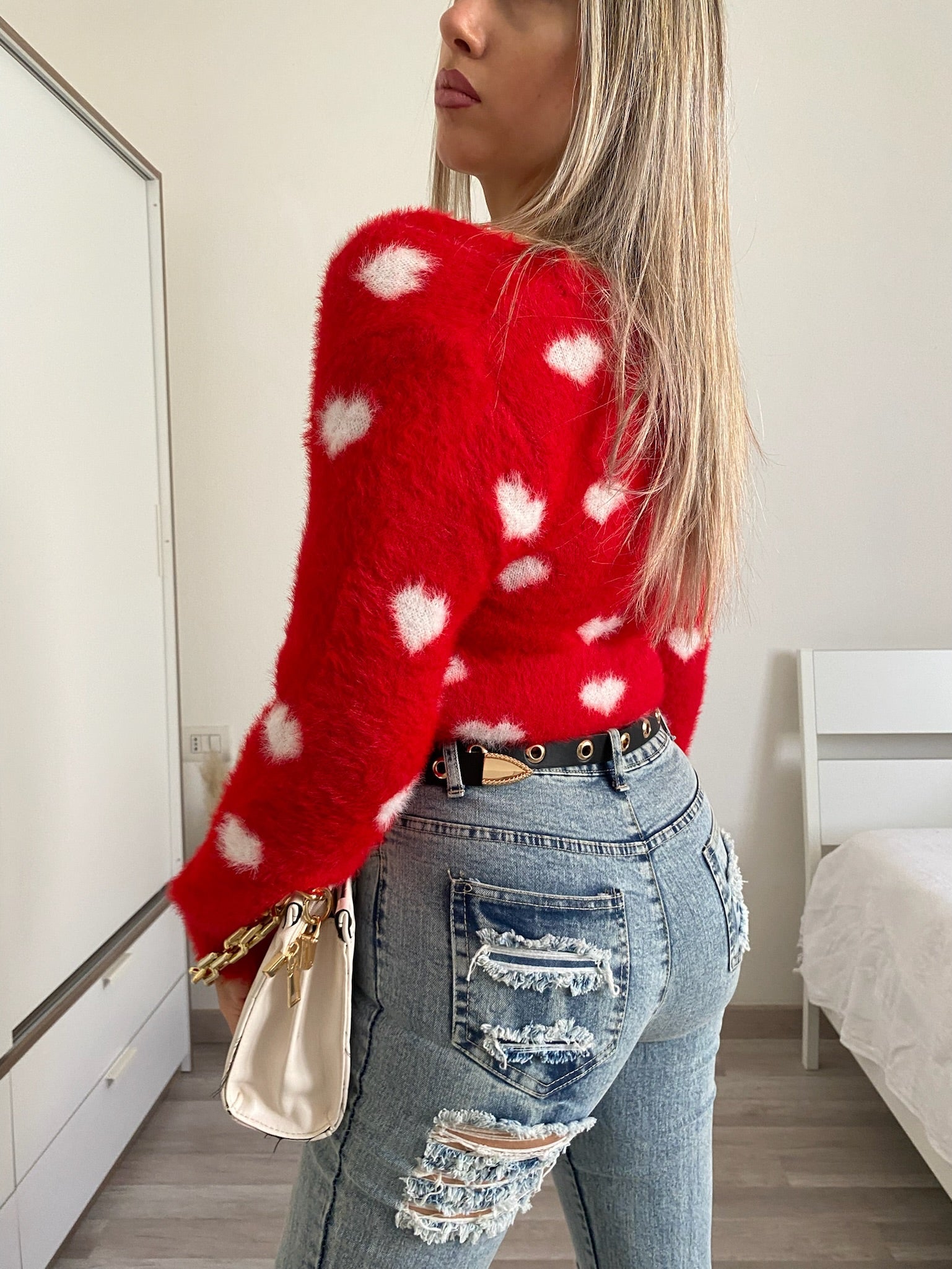 Cardigan rosso con cuori