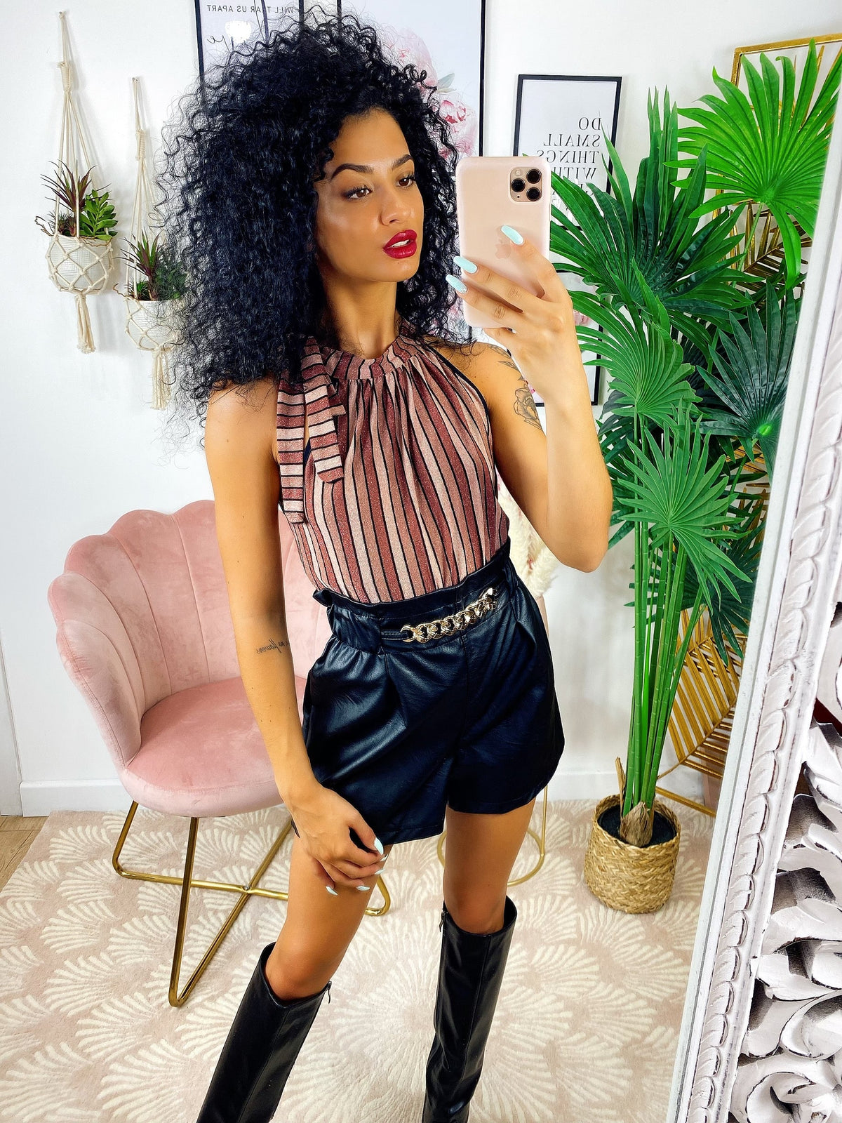 Short in eco pelle con catena