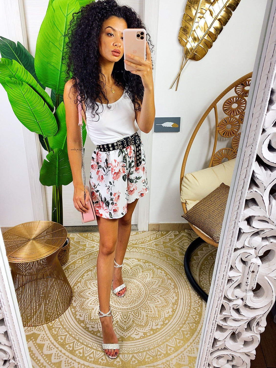 Tutina bianca con pantaloncino a fiori rosa