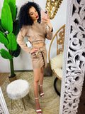 Completo in ecopelle top e gonna camel