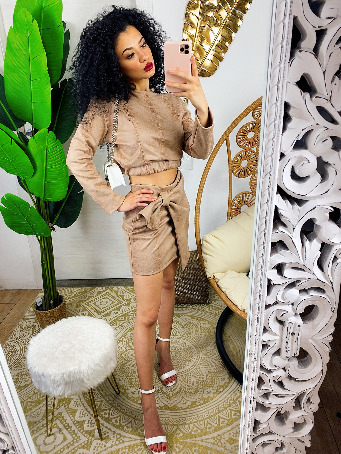 Completo in ecopelle top e gonna camel