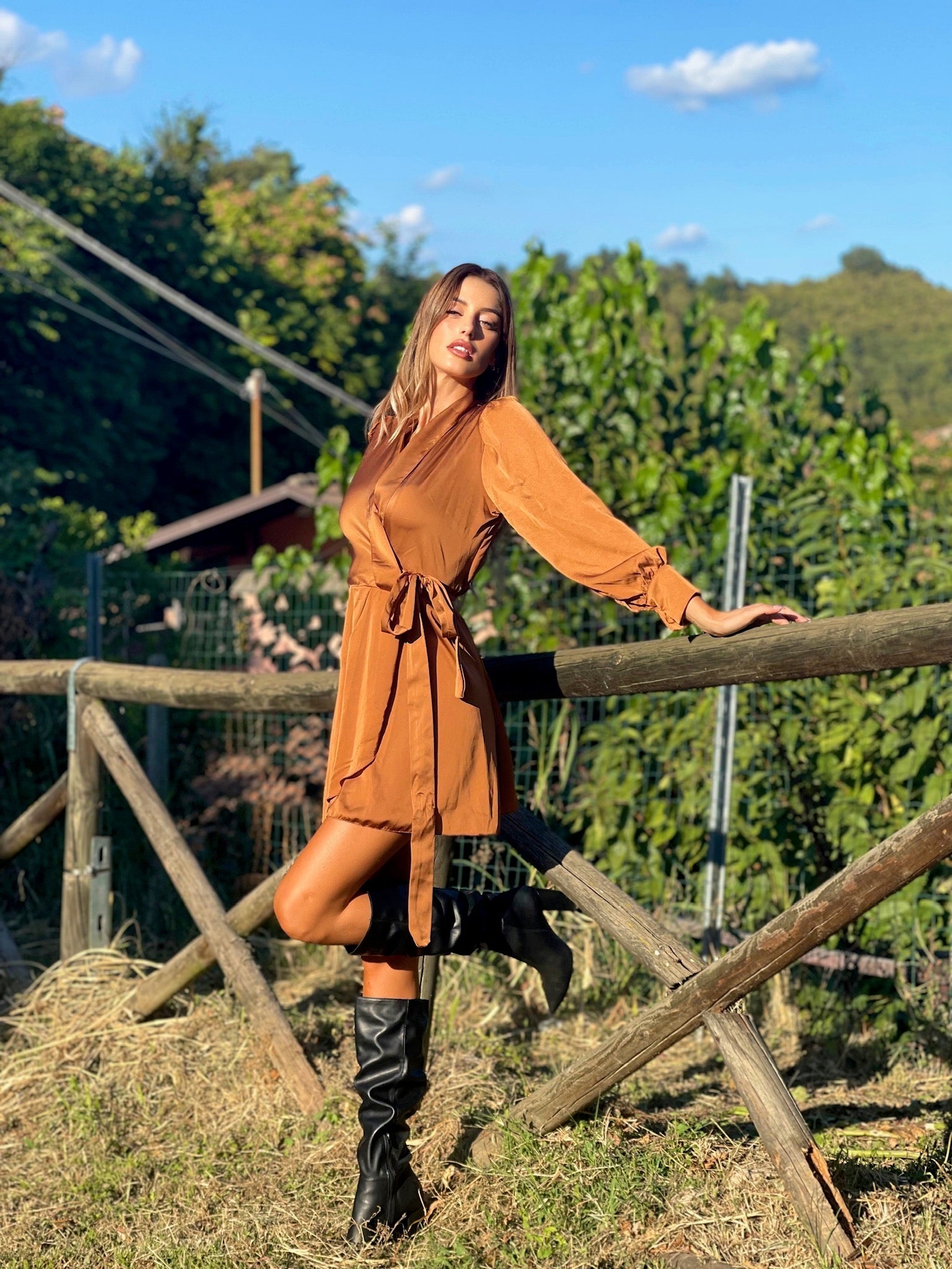 Abito in raso camel