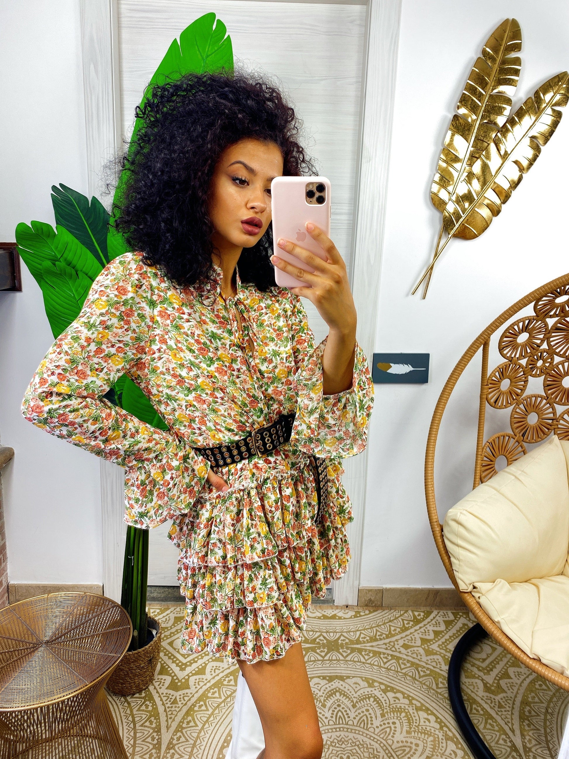 Abito a balze con fiori base bianca