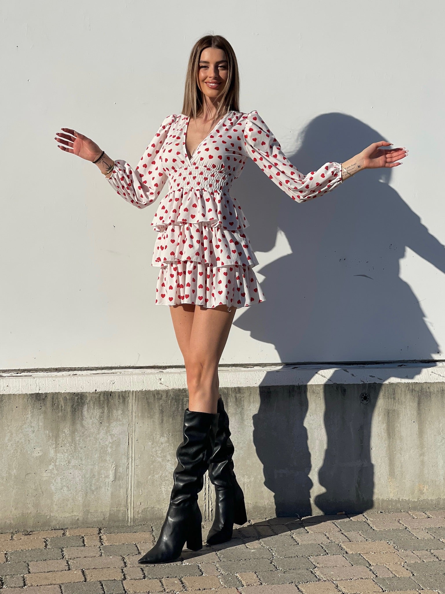 Abito bianco a balze con cuori rossi