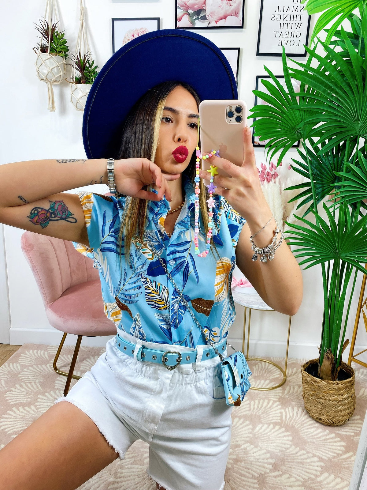 Camicia smanicata floreale con borsetta base Celeste