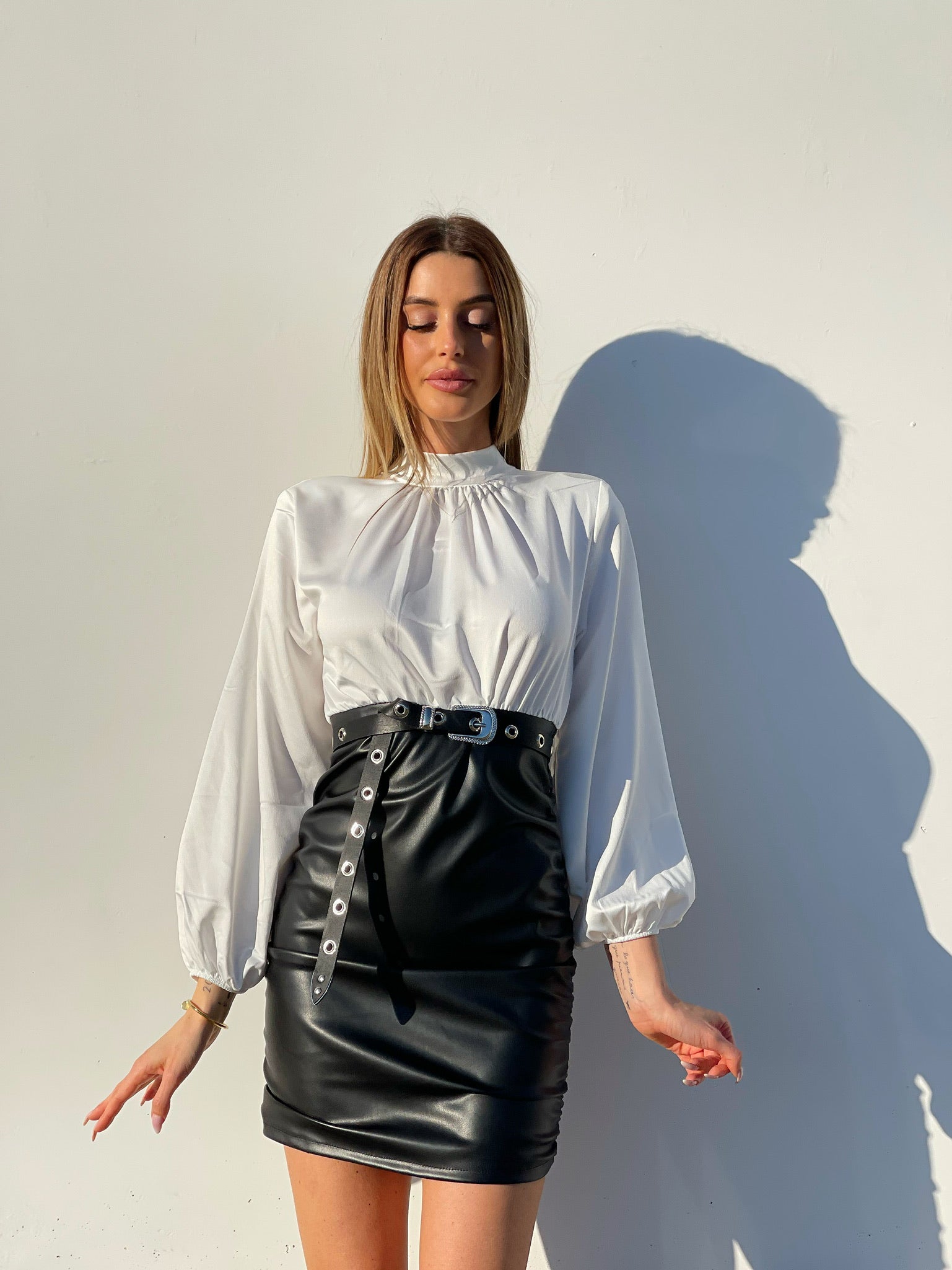 Abito con camicia di raso e gonna in ecopelle