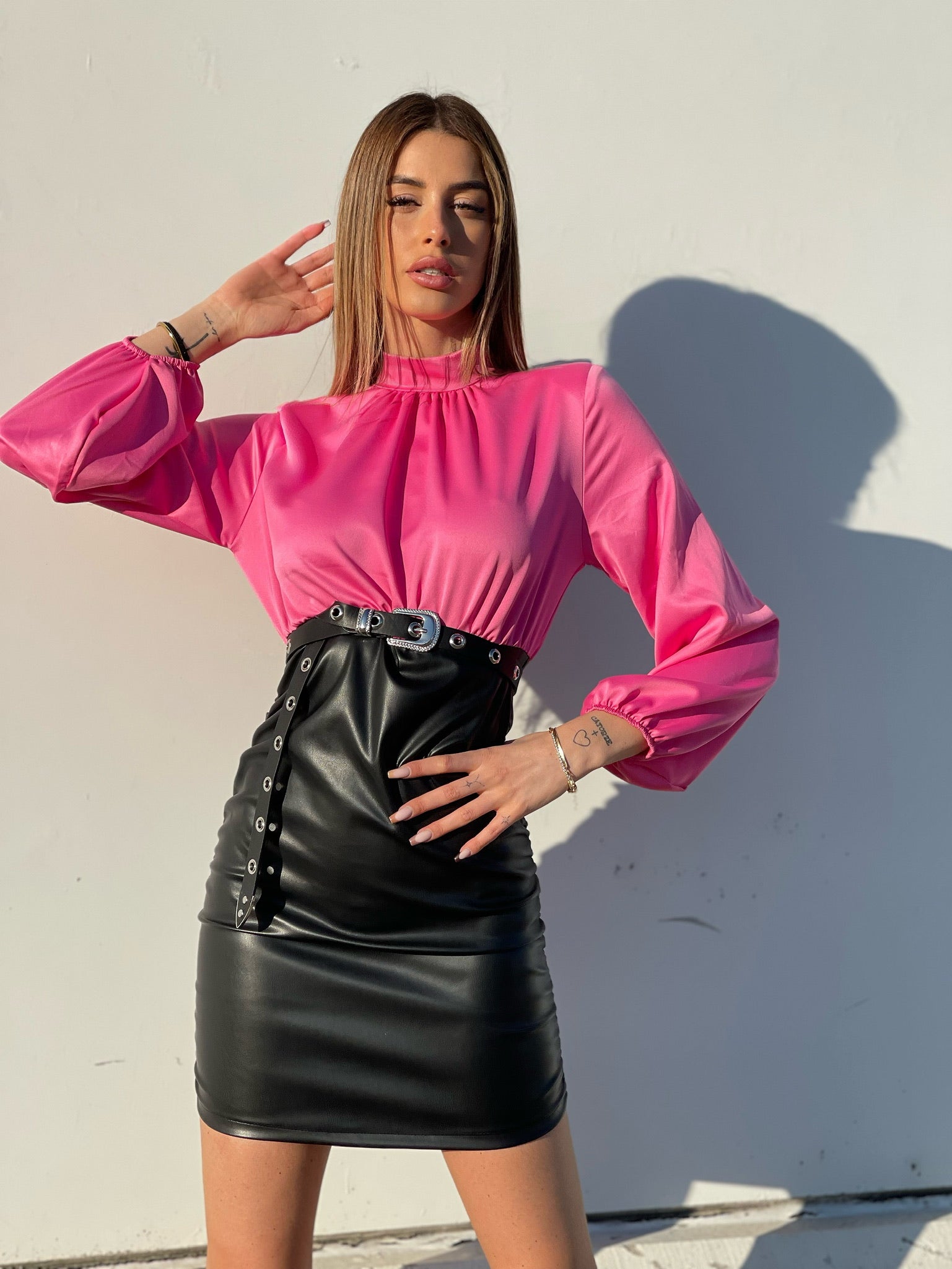 Abito con camicia di raso Fuxia e gonna in ecopelle