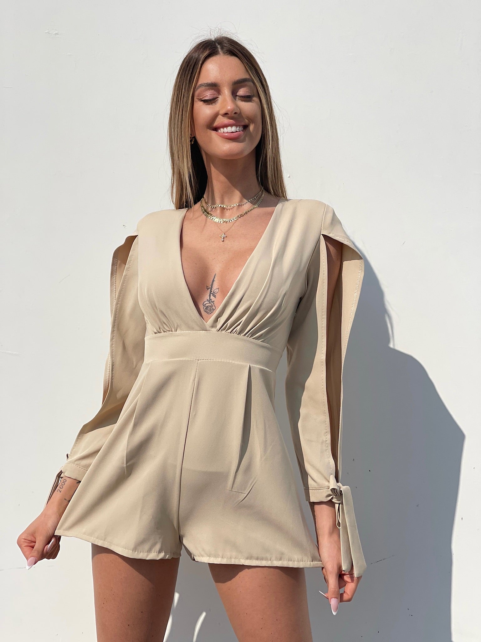 Tutina beige con fiocchetti