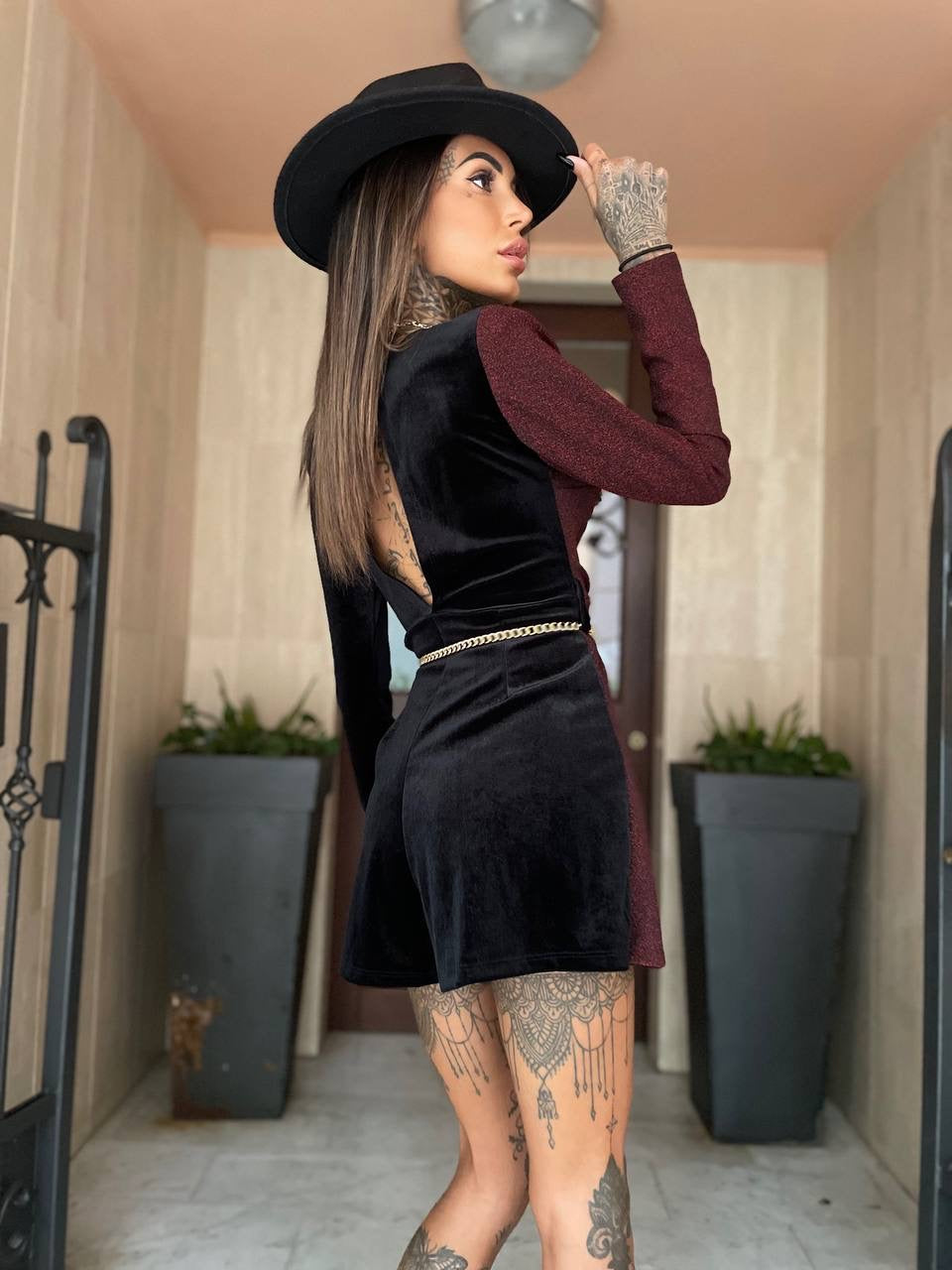 Tutina glitter nero e bordeaux con cintura