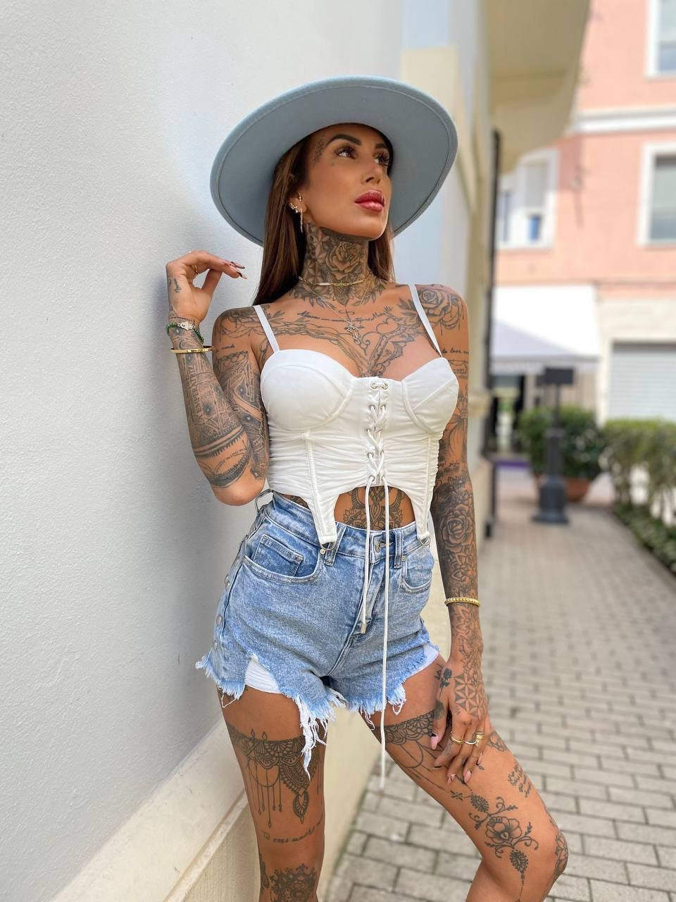 Top bianco con lacci