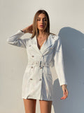 Abito a blazer bianco con bottoni e cintura