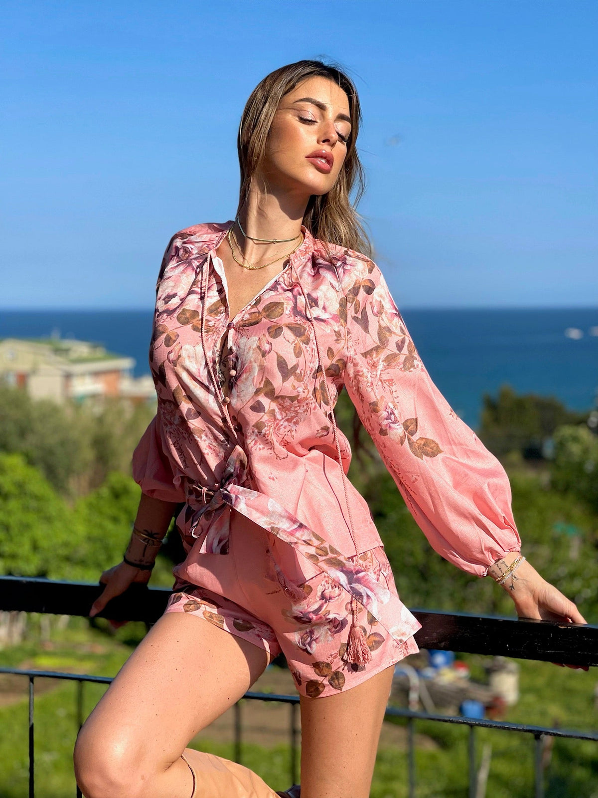 Completo short e camicia fiorata rosa