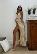 Abito in raso con maxi spacco champagne