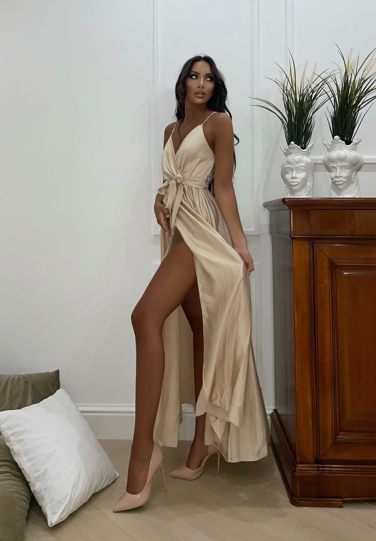 Abito in raso con maxi spacco champagne