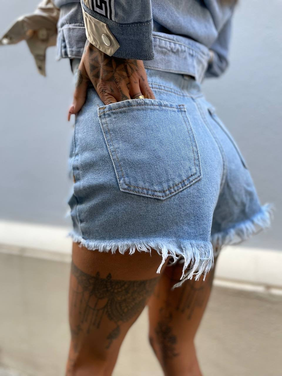 Short in jeans sfrangiato