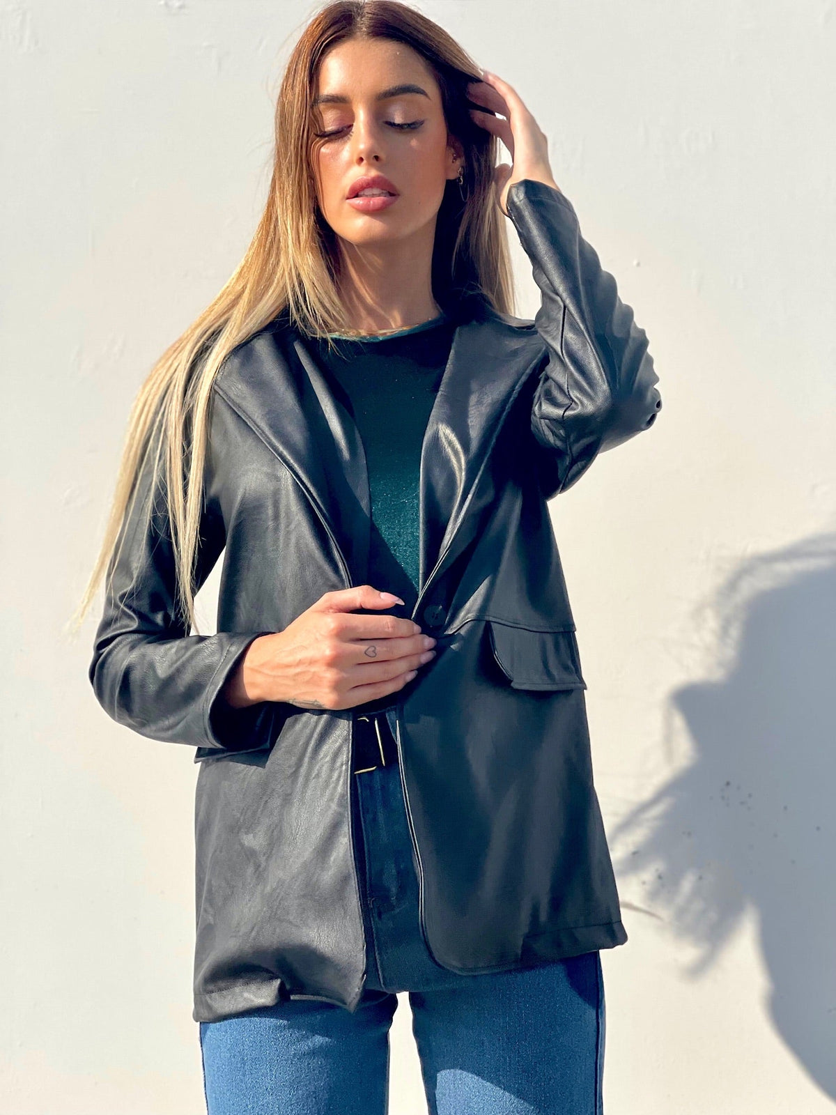 Giacca in eco-pelle con cintura