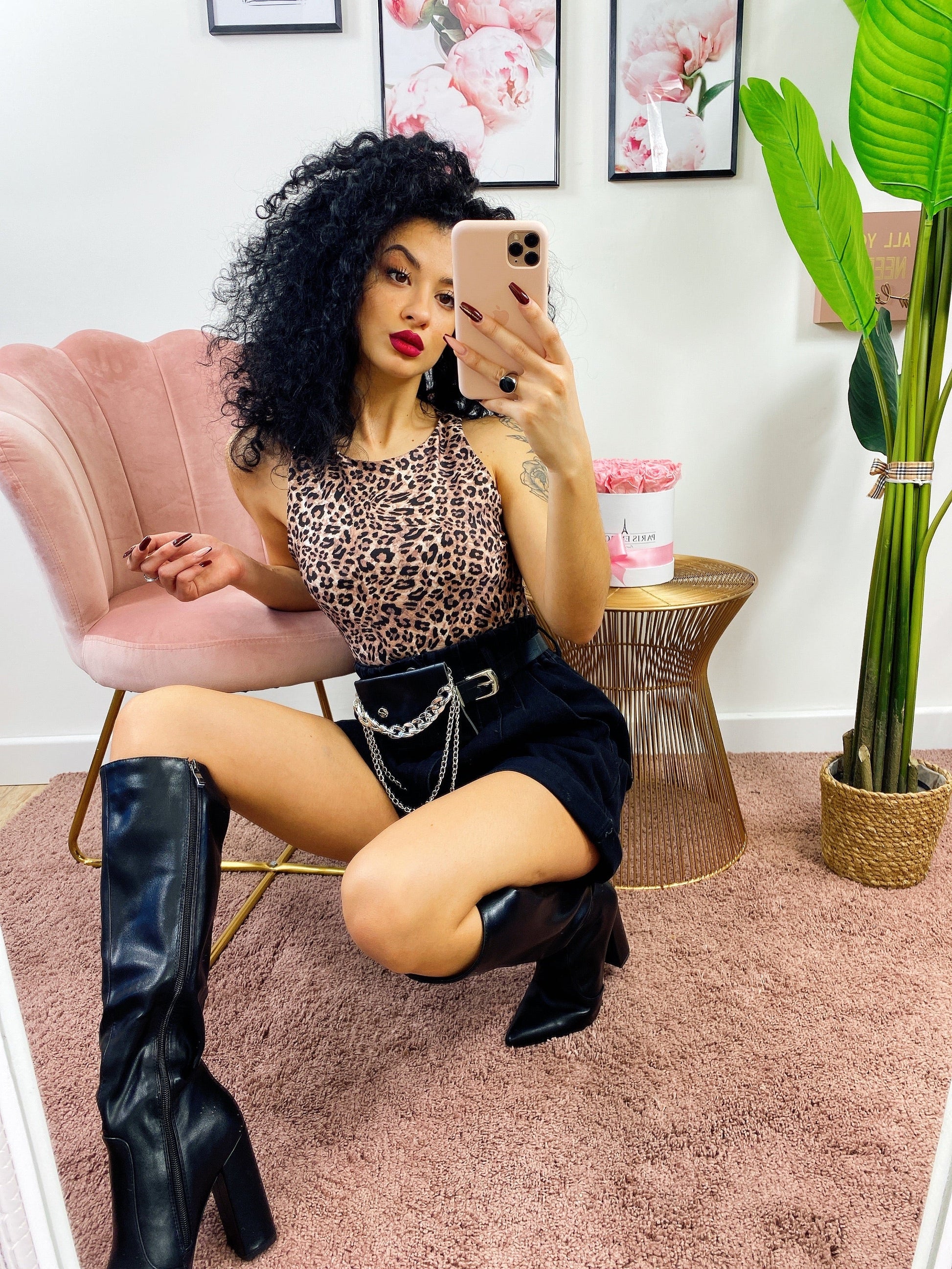 Short in jeans con marsupio e catena Nero