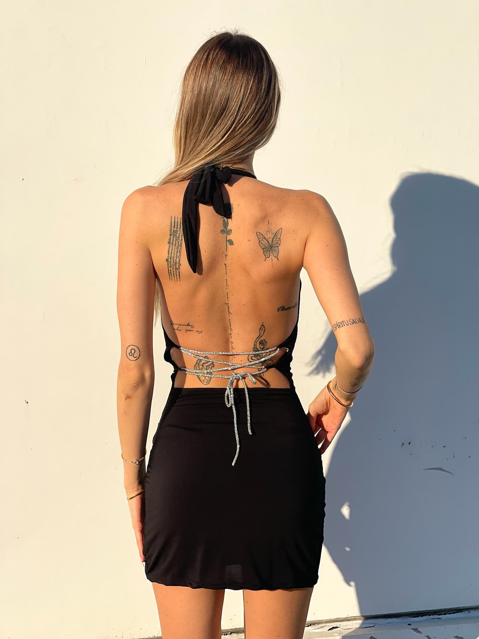 Abito nero con incrocio sulla schiena