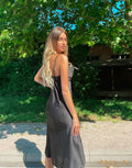 Abito in raso midi con bottoncini