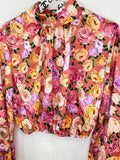 Top crop con rose rosa