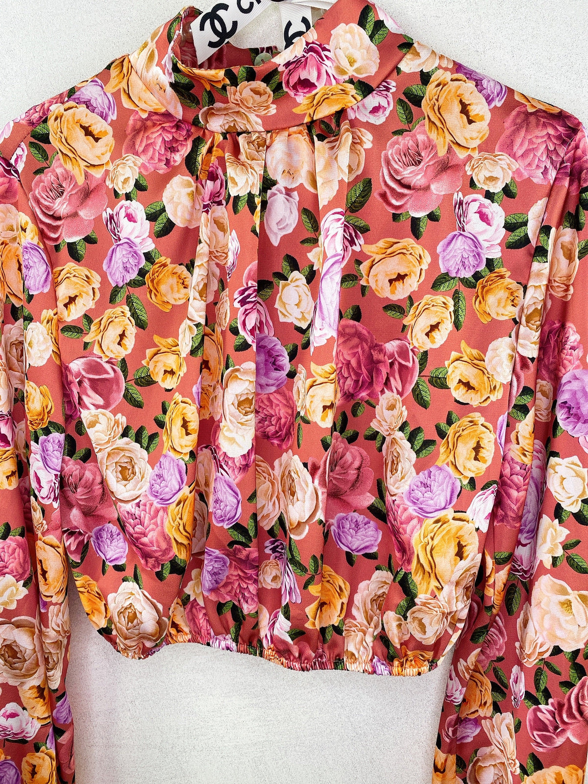 Top crop con rose rosa