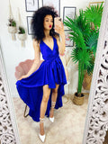 Abito in raso con gonna asimmetrica e incrocio blu