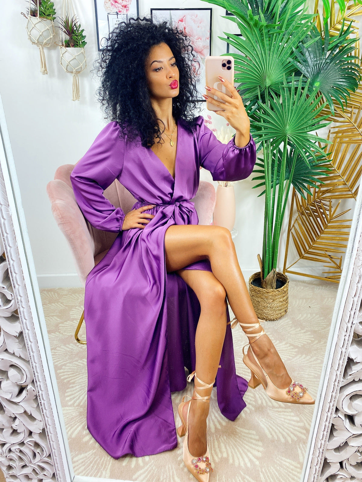 Abito in raso con maxi spacco e cintura purple