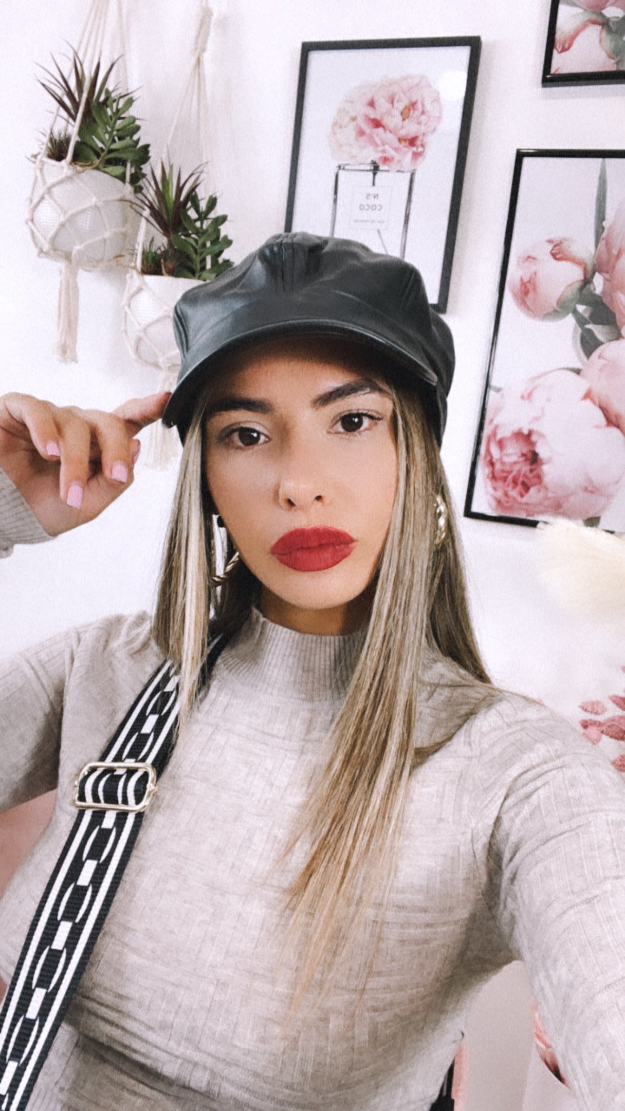 Cappello in eco pelle con visiera