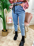 Jeans con borchie posteriori grandi